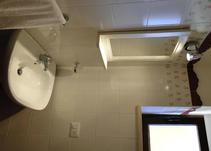 Rifugio Delle Grotte לינה וארוחת בוקר 3*